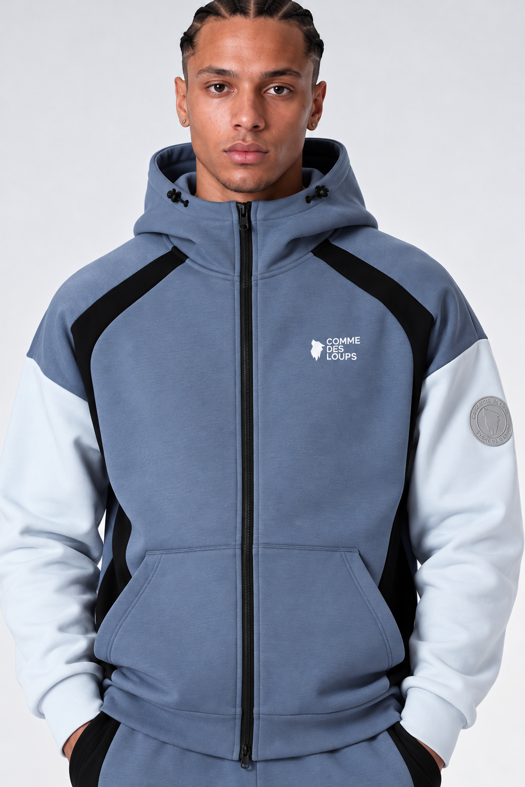 Portrait produit d’un hoodie sportif color-blocké