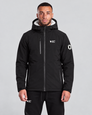 Portrait studio d’une veste noire doublée de sherpa