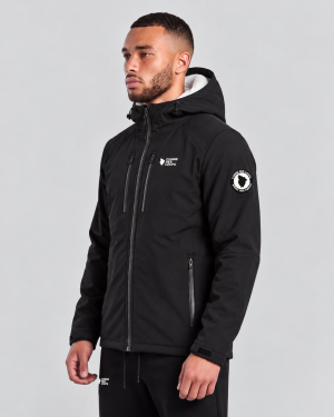 Portrait studio d’une veste noire technique
