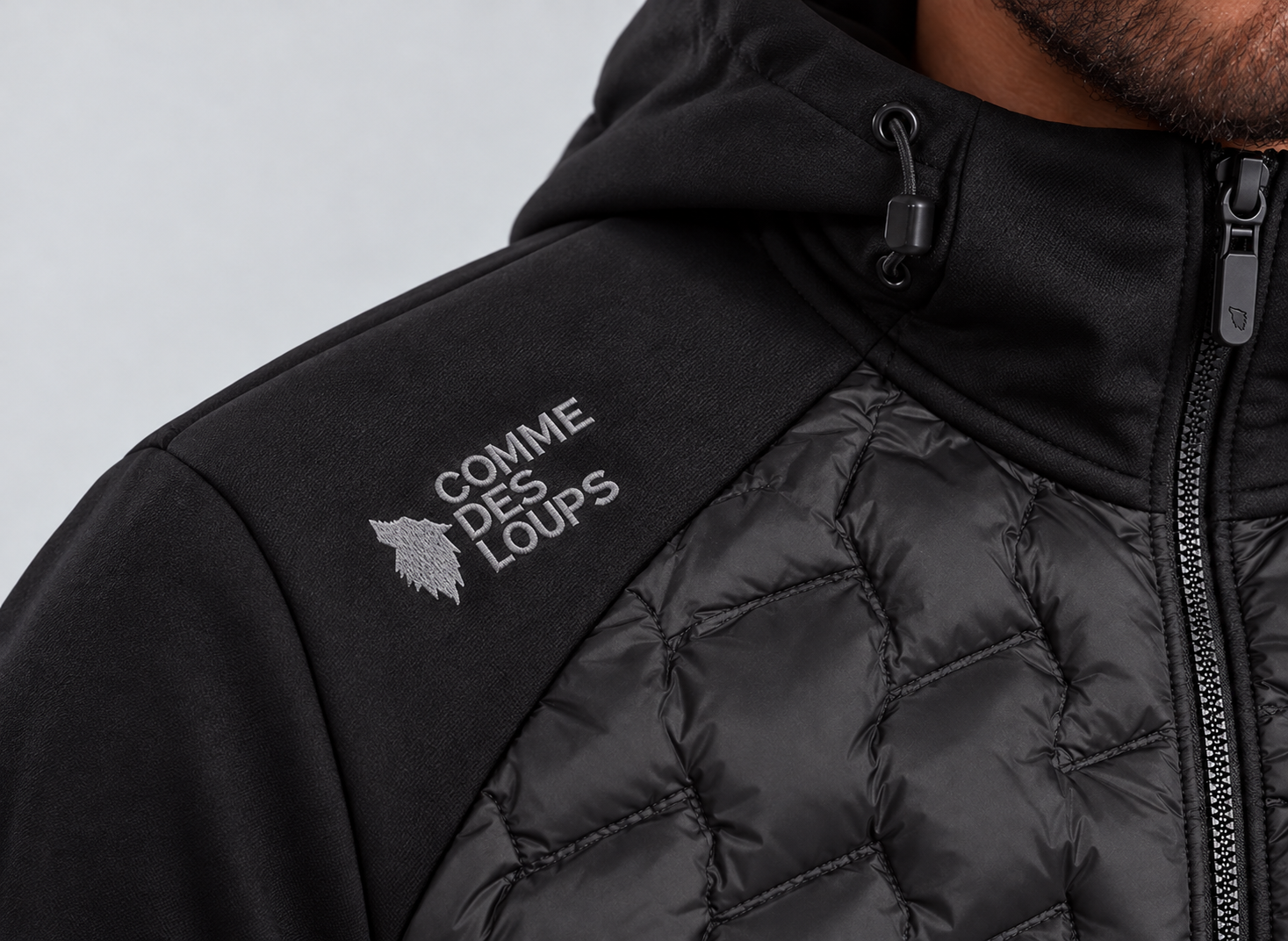 Détails brodés d’une veste noire
